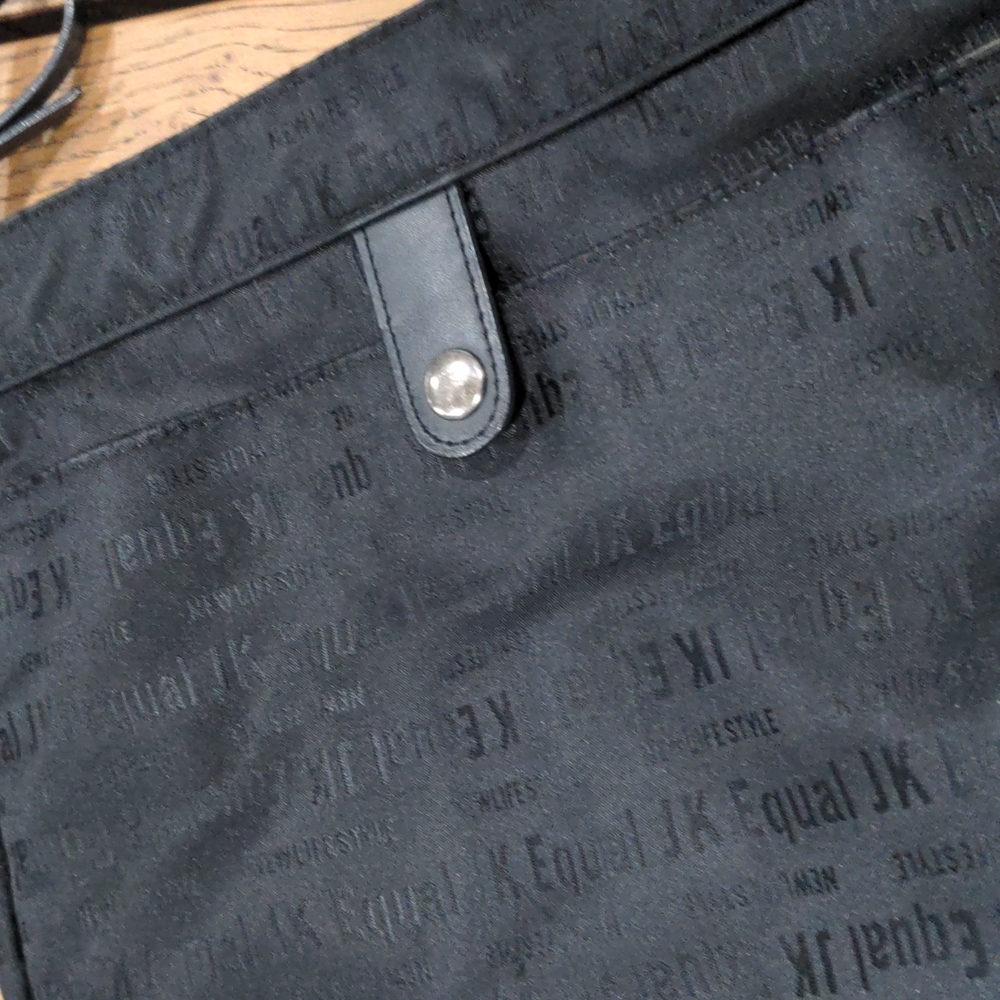 Adjustable crossbody bag/purse. Black - Picture 6 of 10